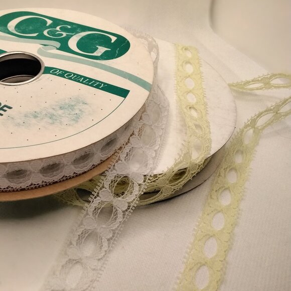 Vintage Ellen Lace Craft Trim Choice of White or Yellow Synthetic Trim - Picture 1 of 3